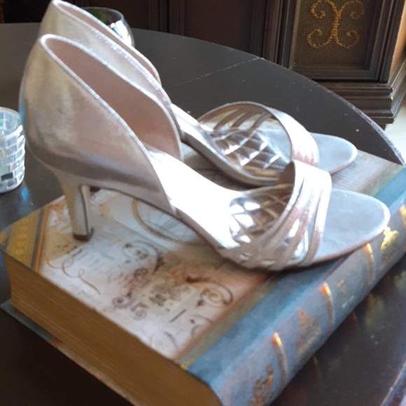 🆕️ strappy sparkly dress shoes🤩🆕️ - Picture 3 of 4